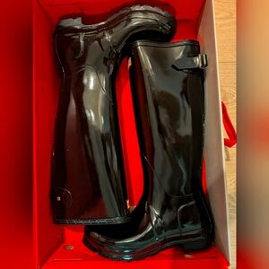 Hunter Black tall boots, glossy with adjustable back strap US7 EU38